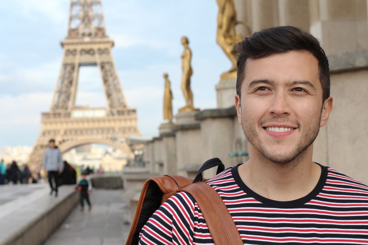 Jeune homme expatrié à Paris, France