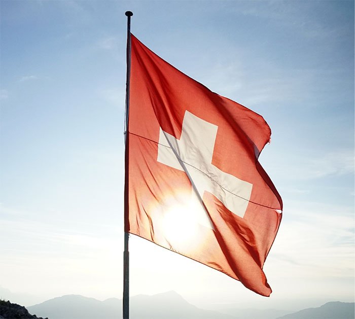 bandera suiza ondeando en el viento